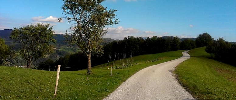 Der Radrundweg über die Hochebene Banjška planota auf einer Höhe von 700 Metern und mehr oder der Voralpenperle, wie diese auch genannt wird, verläuft auf kurvenreichen Asphaltstraßen, mit Ausnahme eines kürzeren Schotterabschnittes.
