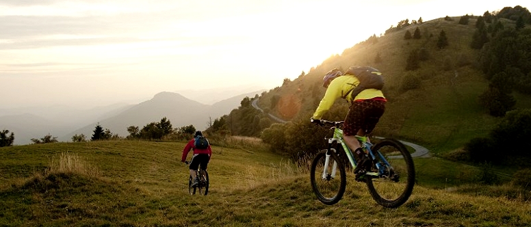 Trotz des anspruchsvolleren Anstiegs auf den Gebirgskamm Kolovrat über Soča eignet sich die Strecke für eine breitere Gruppe von Radfahrern mit etwas Kraft in den Beinen.