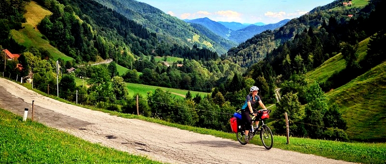 Wir begeben uns mit dem Fahrrad über verkehrsfreie Straßen in das Bergland von Idrija (Idrijsko hribovje), genauer auf die entfernte Hochebene Čepovanska planota und in das Tal von Trebuščica.
