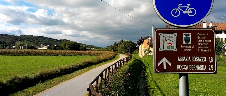 Il percorso cicloturistico lungo la strada del vino porta nei dintorni del castello e della cantina Rocca Bernarda che insieme all'abbazia di Rosazzo sovrastano i colli coltivati a vigneto a sud da Cividale.